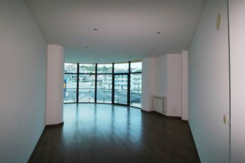 Apartamento T3 equipado, com 3 parqueamentos e arrecadação em S. Domingos - Santarém