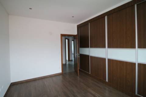 Apartamento T3 equipado, com 3 parqueamentos e arrecadação em S. Domingos - Santarém