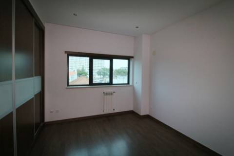 Apartamento T3 equipado, com 3 parqueamentos e arrecadação em S. Domingos - Santarém