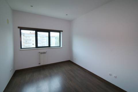 Apartamento T3 equipado, com 3 parqueamentos e arrecadação em S. Domingos - Santarém