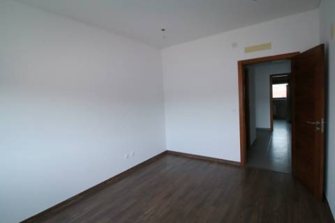 Apartamento T3 equipado, com 3 parqueamentos e arrecadação em S. Domingos - Santarém