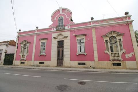 Casa Senhorial com 16 quartos e adega, em pleno coração de Alpiarça