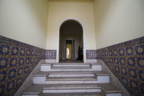 Casa Senhorial com 16 quartos e adega, em pleno coração de Alpiarça