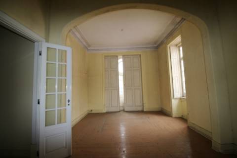 Casa Senhorial com 16 quartos e adega, em pleno coração de Alpiarça