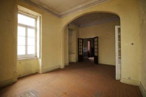 Casa Senhorial com 16 quartos e adega, em pleno coração de Alpiarça