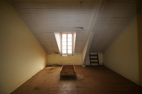 Casa Senhorial com 16 quartos e adega, em pleno coração de Alpiarça