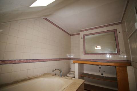 Casa Senhorial com 16 quartos e adega, em pleno coração de Alpiarça