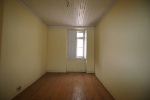 Casa Senhorial com 16 quartos e adega, em pleno coração de Alpiarça