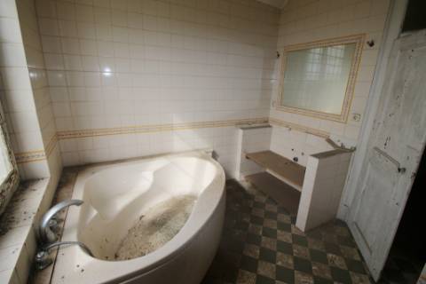 Casa Senhorial com 16 quartos e adega, em pleno coração de Alpiarça