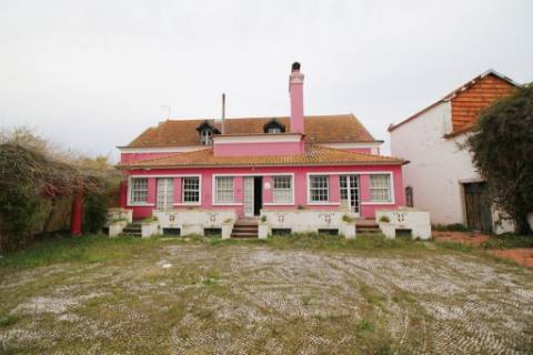 Casa Senhorial com 16 quartos e adega, em pleno coração de Alpiarça