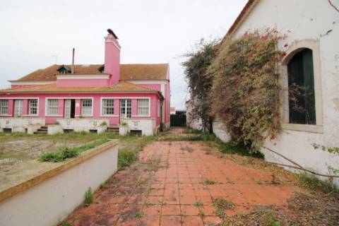 Casa Senhorial com 16 quartos e adega, em pleno coração de Alpiarça