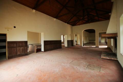 Casa Senhorial com 16 quartos e adega, em pleno coração de Alpiarça