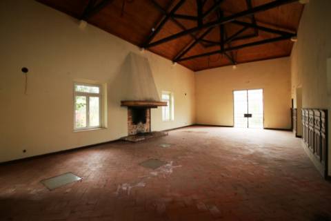 Casa Senhorial com 16 quartos e adega, em pleno coração de Alpiarça