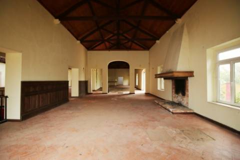 Casa Senhorial com 16 quartos e adega, em pleno coração de Alpiarça