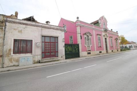 Casa Senhorial com 16 quartos e adega, em pleno coração de Alpiarça