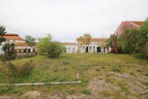 Casa Senhorial com 16 quartos e adega, em pleno coração de Alpiarça