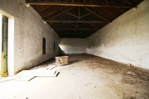 Casa Senhorial com 16 quartos e adega, em pleno coração de Alpiarça