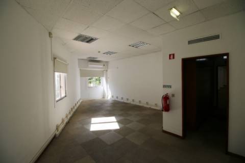 Escritório com 770m2, 2 parqueamentos duplos e uso de 2 terraços, em Entrecampos - Lisboa