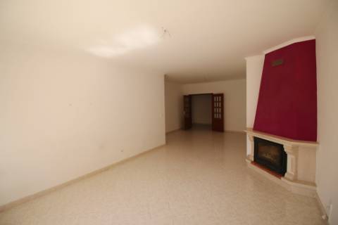 Apartamento T3 com parqueamento e arrecadação em Santarém