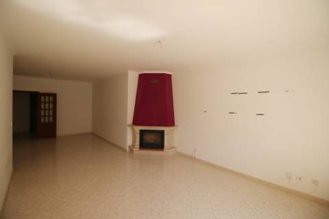 Apartamento T3 com parqueamento e arrecadação em Santarém