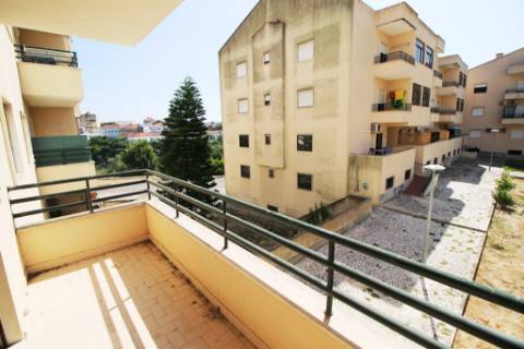 Apartamento T3 com parqueamento e arrecadação em Santarém