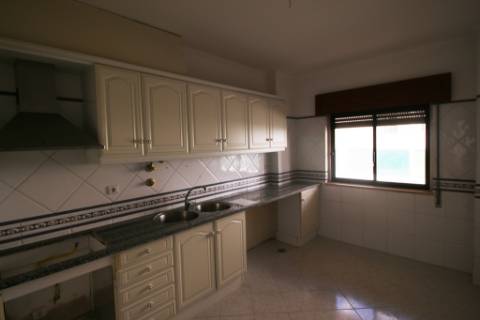 Apartamento T3 com parqueamento e arrecadação em Santarém