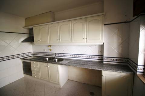 Apartamento T3 com parqueamento e arrecadação em Santarém