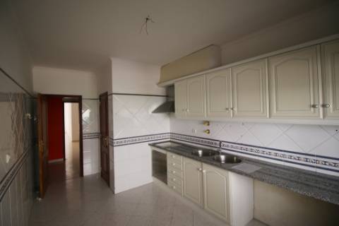 Apartamento T3 com parqueamento e arrecadação em Santarém