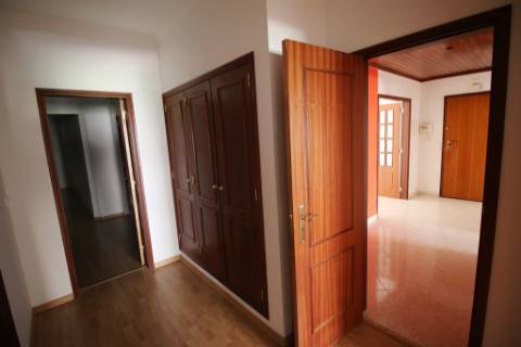 Apartamento T3 com parqueamento e arrecadação em Santarém