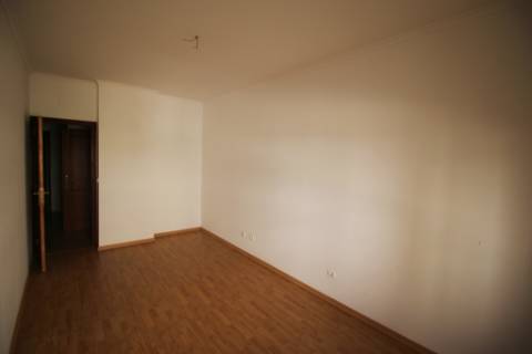 Apartamento T3 com parqueamento e arrecadação em Santarém