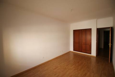 Apartamento T3 com parqueamento e arrecadação em Santarém