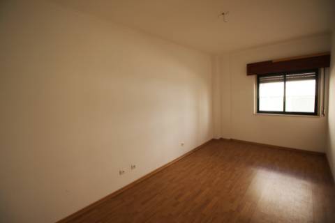 Apartamento T3 com parqueamento e arrecadação em Santarém