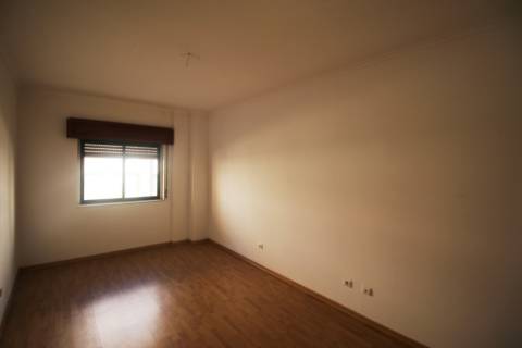 Apartamento T3 com parqueamento e arrecadação em Santarém