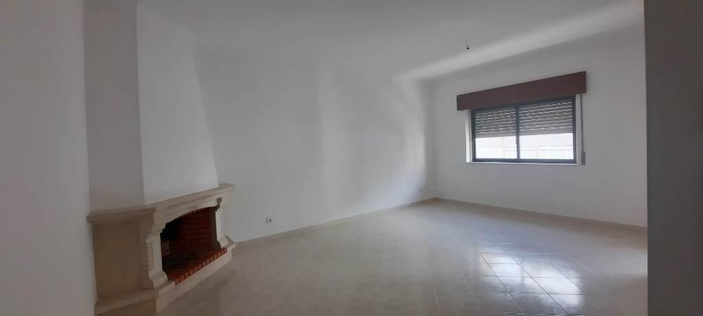 Apartamento T2 com parqueamento e sótão em Santarém