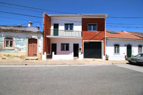 Moradia T5 de 2 pisos e logradouro com 10 boxes para cavalos - Golegã