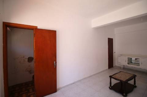 Moradia T5 de 2 pisos e logradouro com 10 boxes para cavalos - Golegã