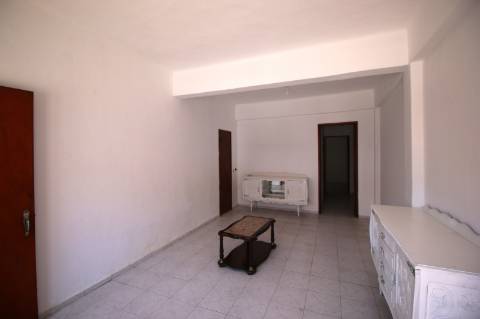 Moradia T5 de 2 pisos e logradouro com 10 boxes para cavalos - Golegã