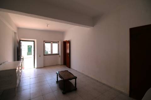 Moradia T5 de 2 pisos e logradouro com 10 boxes para cavalos - Golegã