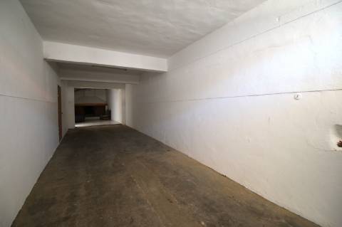 Moradia T5 de 2 pisos e logradouro com 10 boxes para cavalos - Golegã