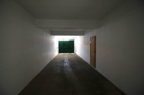 Moradia T5 de 2 pisos e logradouro com 10 boxes para cavalos - Golegã