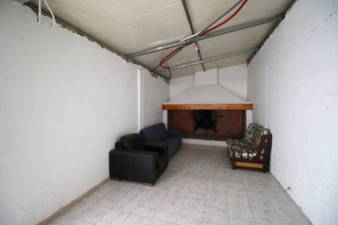 Moradia T5 de 2 pisos e logradouro com 10 boxes para cavalos - Golegã