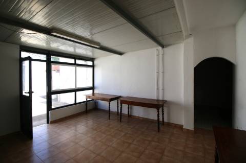 Moradia T5 de 2 pisos e logradouro com 10 boxes para cavalos - Golegã