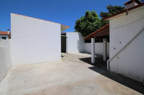 Moradia T5 de 2 pisos e logradouro com 10 boxes para cavalos - Golegã