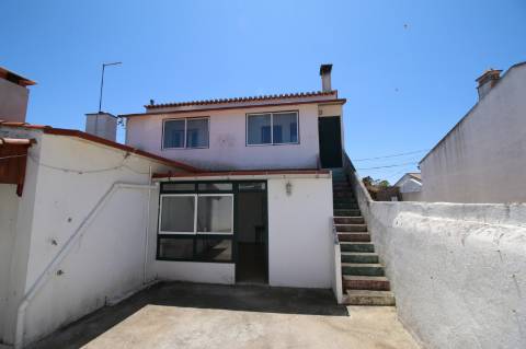 Moradia T5 de 2 pisos e logradouro com 10 boxes para cavalos - Golegã