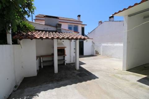 Moradia T5 de 2 pisos e logradouro com 10 boxes para cavalos - Golegã