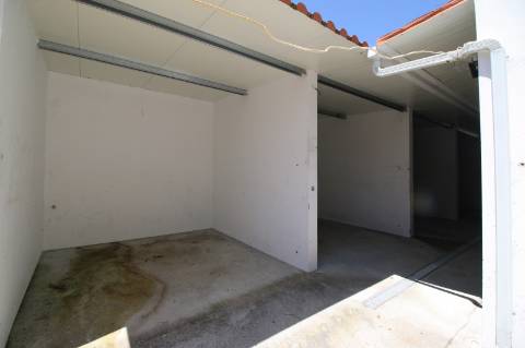 Moradia T5 de 2 pisos e logradouro com 10 boxes para cavalos - Golegã