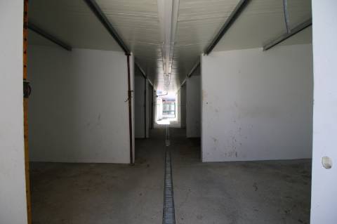 Moradia T5 de 2 pisos e logradouro com 10 boxes para cavalos - Golegã