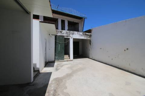 Moradia T5 de 2 pisos e logradouro com 10 boxes para cavalos - Golegã