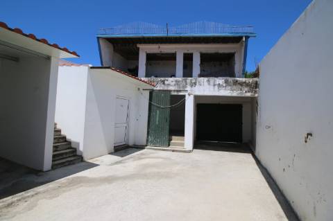 Moradia T5 de 2 pisos e logradouro com 10 boxes para cavalos - Golegã
