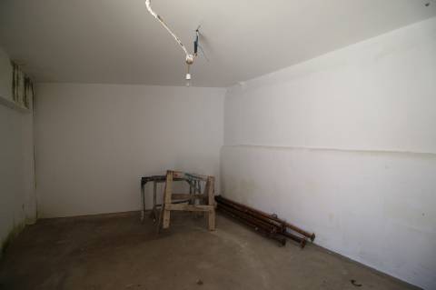 Moradia T5 de 2 pisos e logradouro com 10 boxes para cavalos - Golegã